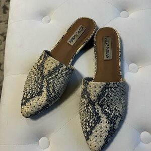 Steve Madden Black and Cream Mules with Pointed Toe Design